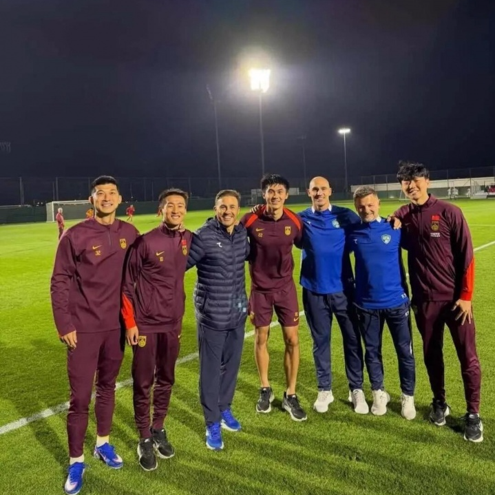 leyu团队-泪目！恒大4国脚与卡纳瓦罗重逢+开心合影，韦世豪搂着恩师笑开花